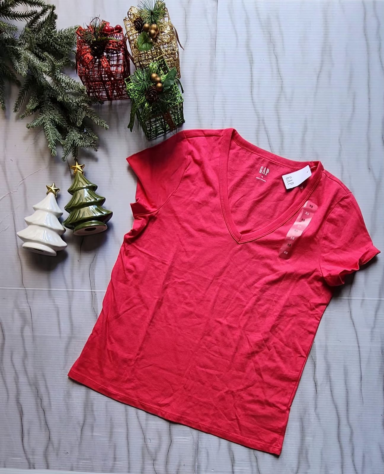 Camisa con cuello V Gap